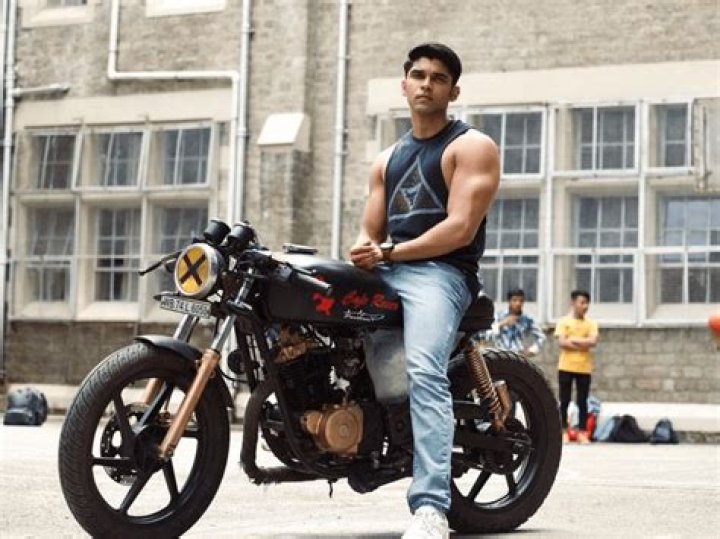 Dhruv Vikram Bio, Age, Career, Net Worth, Family & More