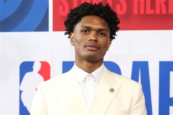 Does Amen Thompson have a girlfriend?