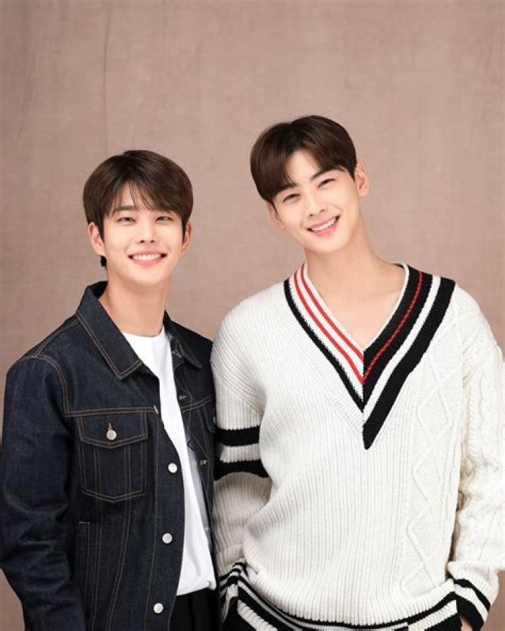 Does Dong-Ha Lee have siblings?