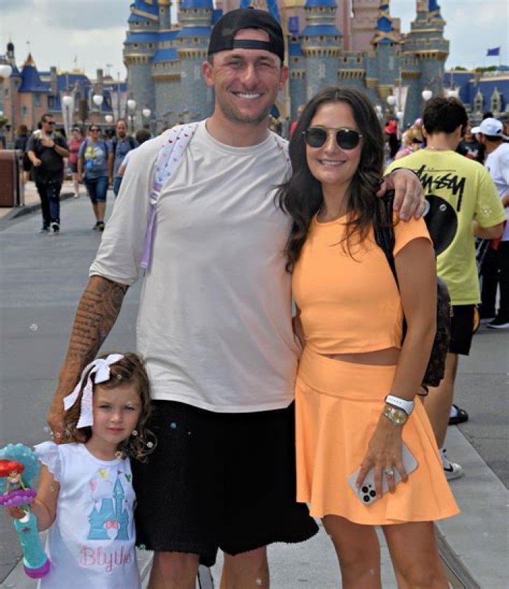 Does Johnny Manziel have siblings?