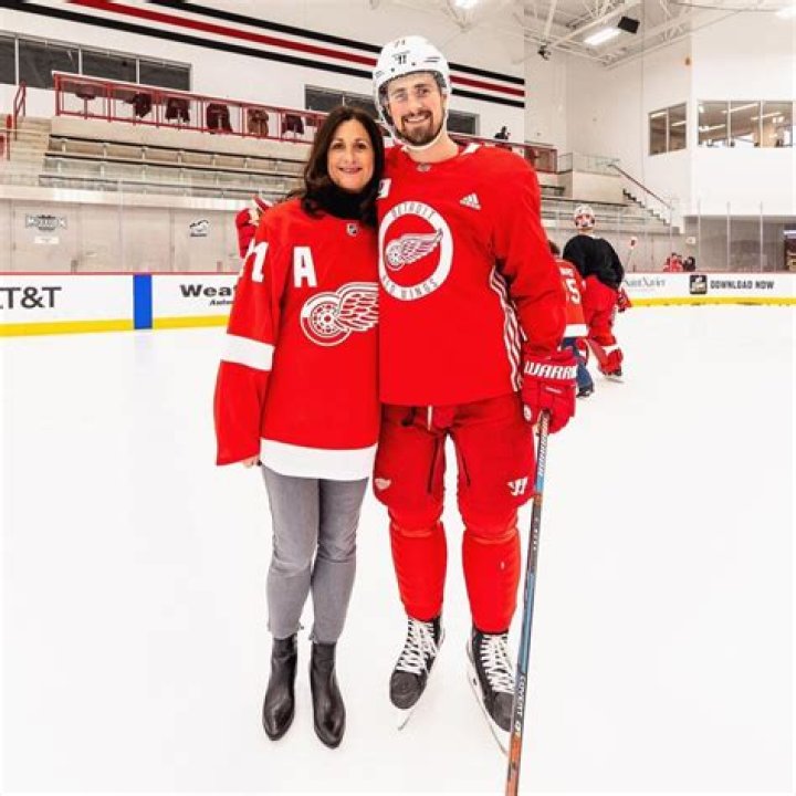 Dylan Larkin Age, Height, Bio, Parents, Wife, Net Worth, Kids