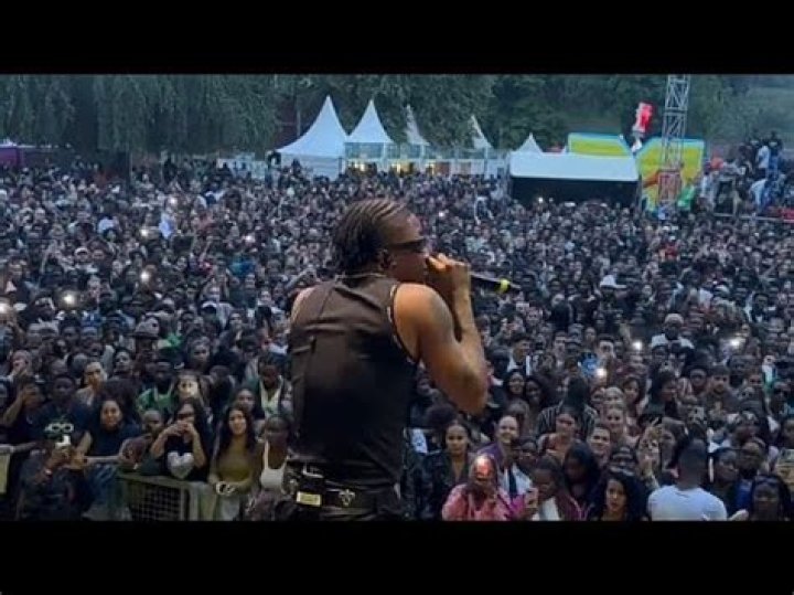 Fan Amazed As Singer, Oxlade Shows Off His Vocal Prowess At An Event