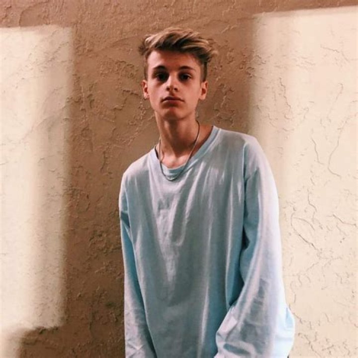 How tall is Duhitzmark (aka Mark Thomas): Biography, Net Worth & more
