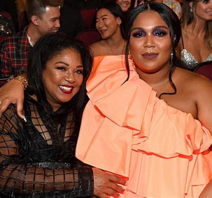 Lizzo Bio, Age, Career, Family, Music, Net Worth