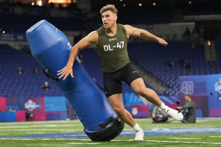 Lukas Van Ness Weight: How big is Luka Van Ness?