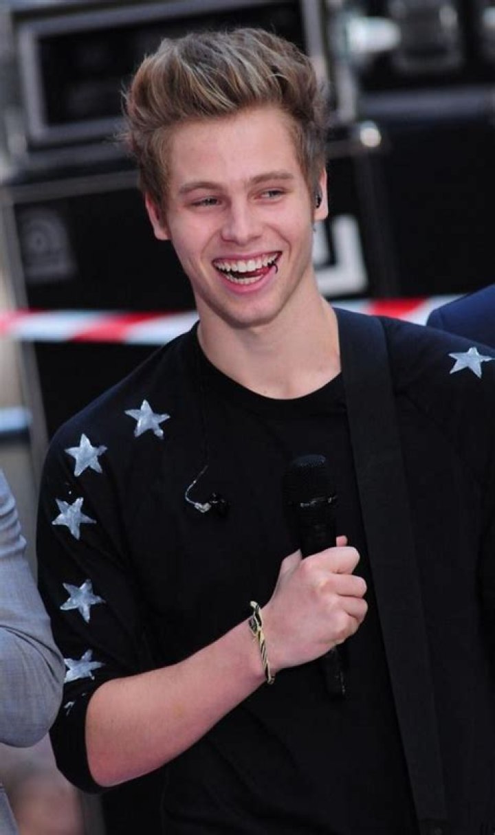 Luke Hemmings Net Worth: How Much Is Luke Hemmings Worth?
