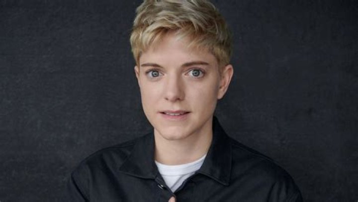 Mae Martin Biography, Age, Career, Net Worth, Family