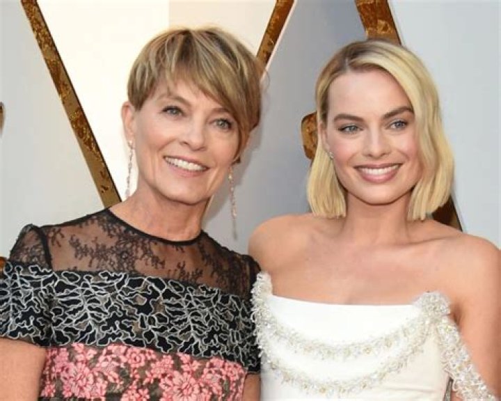 Margot Robbie Net Worth, Bio, Age, Children, Husband, Parents