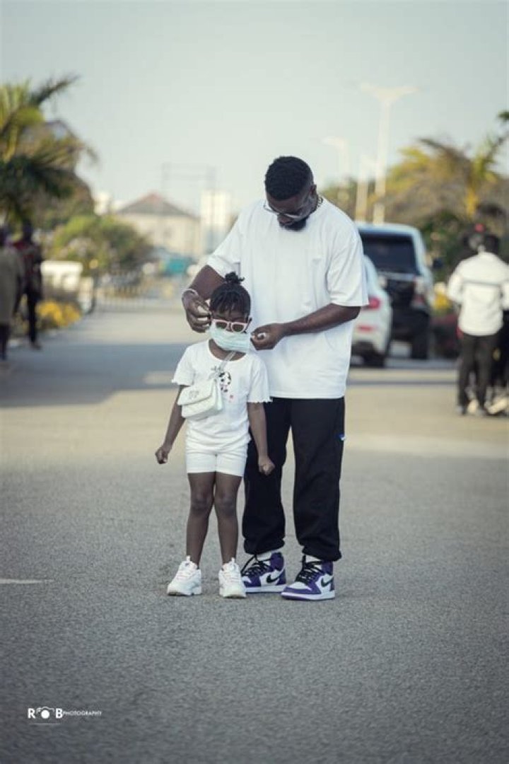 ‘No DNA Test Is Needed’ – Fans React To A Replica Photo Of Sarkodie And His Daughter Titi
