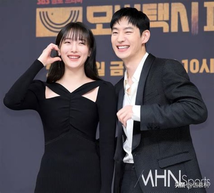 Who are Lee Je-hoon dating?